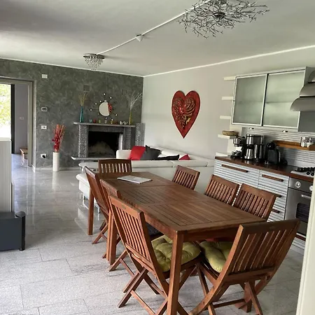 Grosszuegiges Mit Pool Fast Direkt Am Vakantiehuis Colico