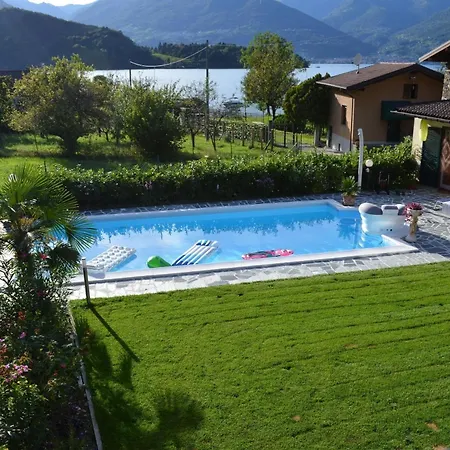 Vakantiehuis Grosszuegiges Mit Pool Fast Direkt Am Colico
