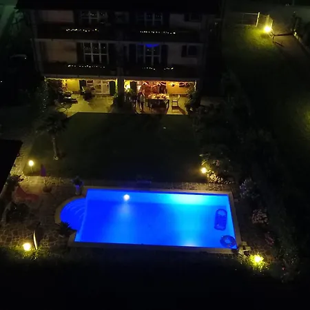 Grosszuegiges Mit Pool Fast Direkt Am